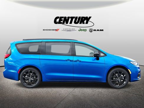 New 2026 Chrysler Pacifica Select w/ S Appearance Package image 2