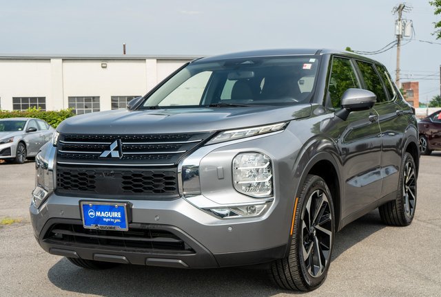Used 2023 Mitsubishi Outlander SE AWD/4WD image 2
