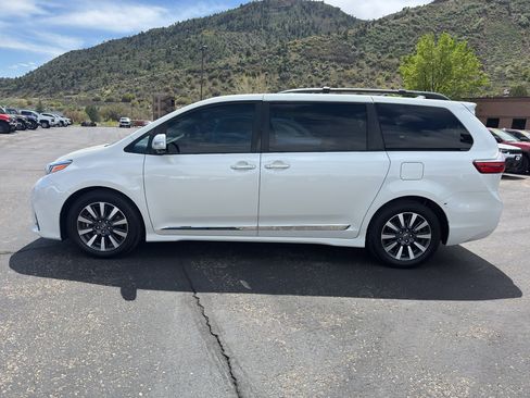 Used 2018 Toyota Sienna Limited Premium image 4