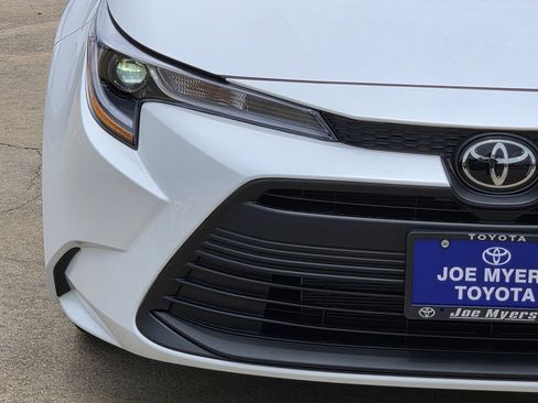 Used 2026 Toyota Corolla LE FWD image 5