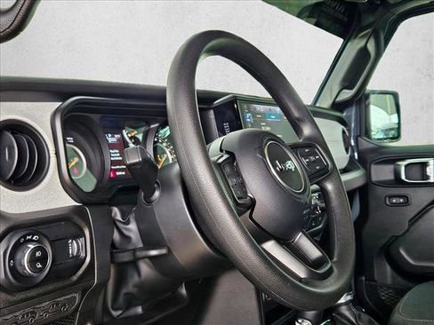 Used 2025 Jeep Gladiator Sport AWD/4WD image 9
