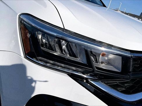 Used 2022 Volkswagen Taos SE w/ Panoramic Sunroof Package image 27