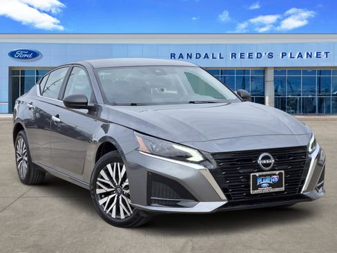 Used 2025 Nissan Altima 2.5 SV image 1