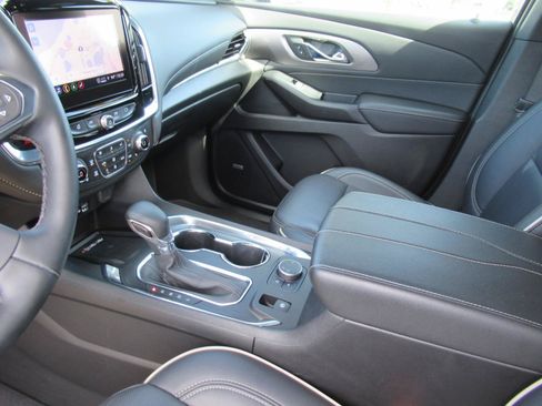 Used 2023 Chevrolet Traverse Premier FWD image 19