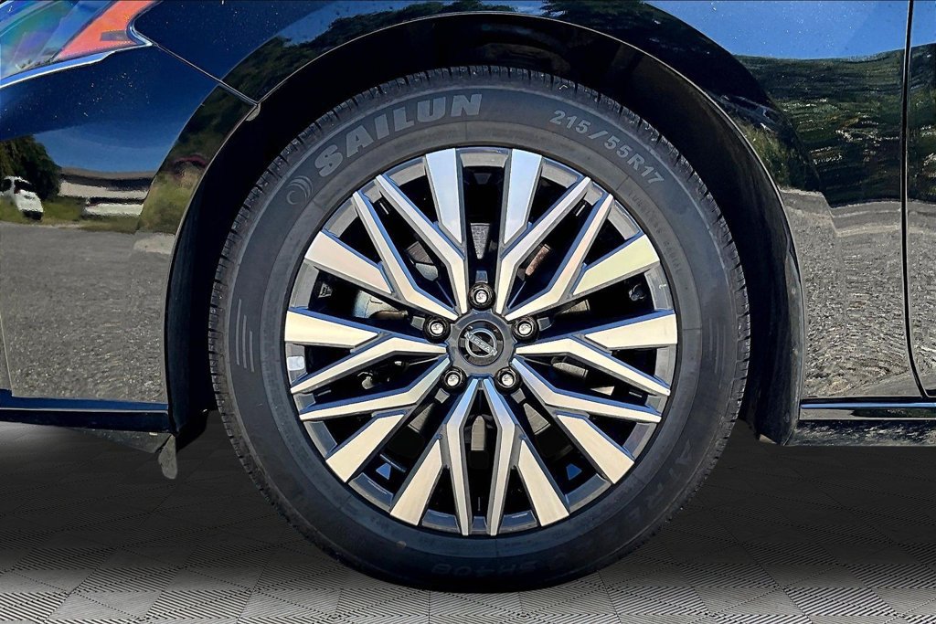 Used 2025 Nissan Altima 2.5 SV FWD image 32