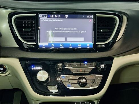 Certified 2024 Chrysler Pacifica Touring-L FWD image 12