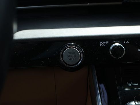 Certified 2022 Kia Carnival EX FWD image 32