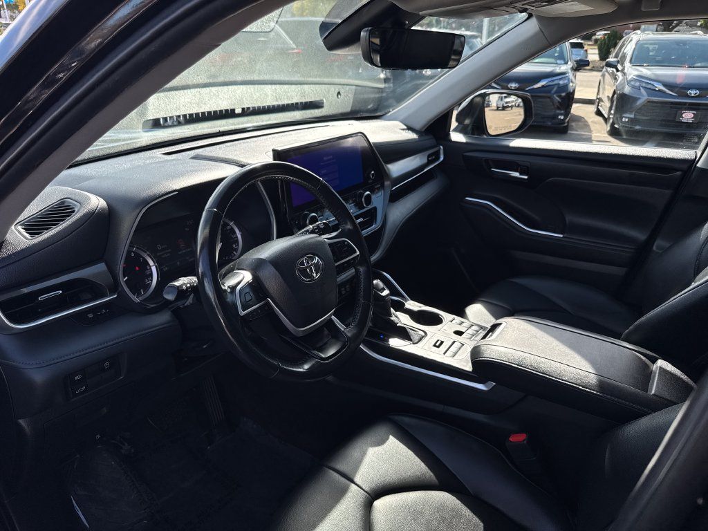 Used 2023 Toyota Highlander XLE AWD/4WD image 15