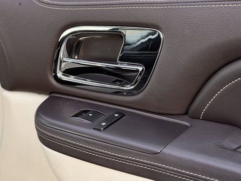 Used 2011 Cadillac Escalade Platinum image 24