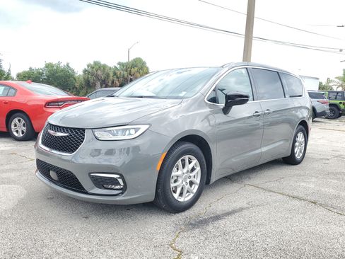 Used 2025 Chrysler Pacifica Select FWD image 2
