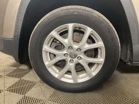 Used 2016 Jeep Cherokee Latitude w/ Comfort/Convenience Group image 21