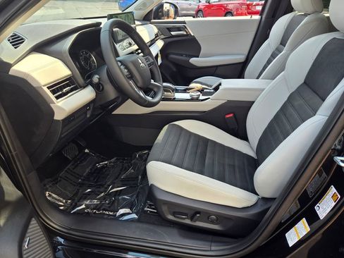 New 2025 Mitsubishi Outlander SE image 14