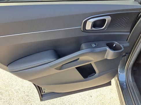 Used 2023 Kia Sorento LX image 9