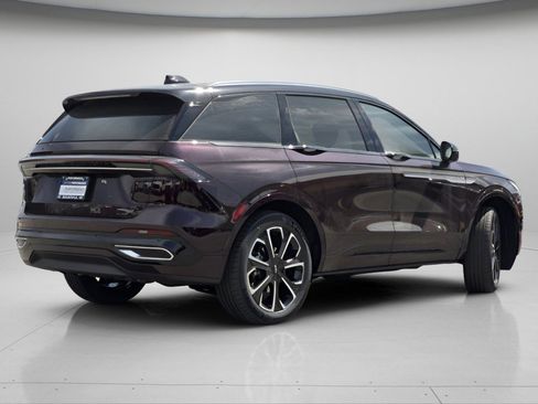 Used 2025 Lincoln Nautilus Reserve image 8