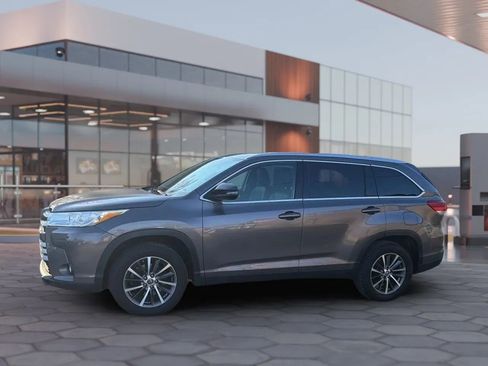 Used 2019 Toyota Highlander XLE FWD image 2