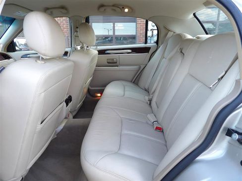 Used 2008 Lincoln Town Car Signature Limited image 11