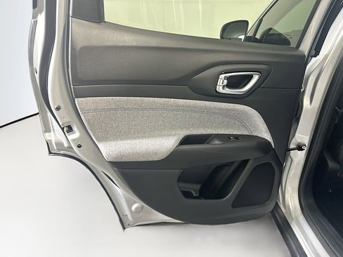 Used 2024 Jeep Compass Latitude image 27