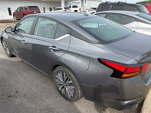 Used 2024 Nissan Altima 2.5 SV image 6