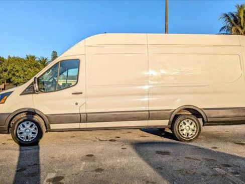Used 2022 Ford E-Transit 148 High Roof Extended image 3