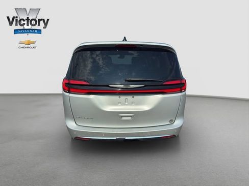 Used 2024 Chrysler Pacifica Touring-L FWD image 6