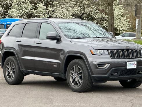Used 2016 Jeep Grand Cherokee Laredo 75th Anniversary image 9