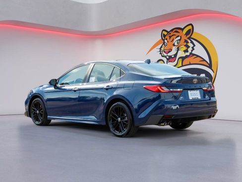 Used 2025 Toyota Camry SE image 7