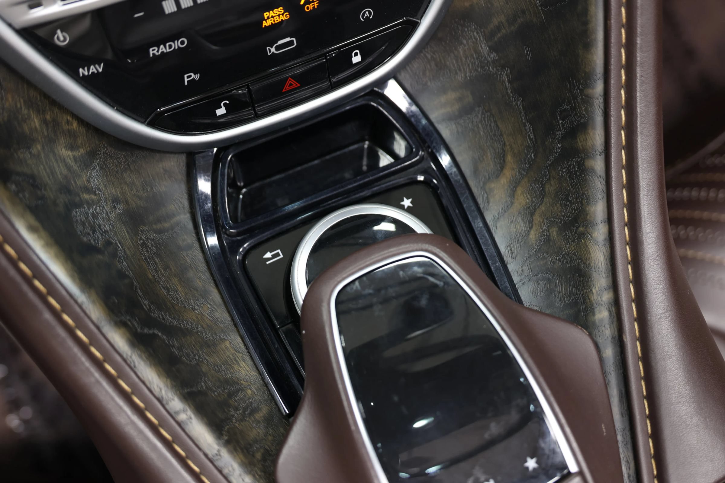 Used 2019 Aston Martin DB11 Volante RWD image 43