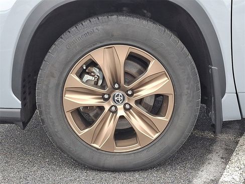 Certified 2022 Toyota Highlander Bronze Edition image 8