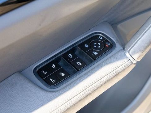 Used 2020 Porsche Cayenne w/ Premium Package AWD/4WD image 36