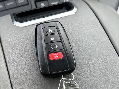 Used 2020 Toyota Highlander XLE AWD/4WD image 32