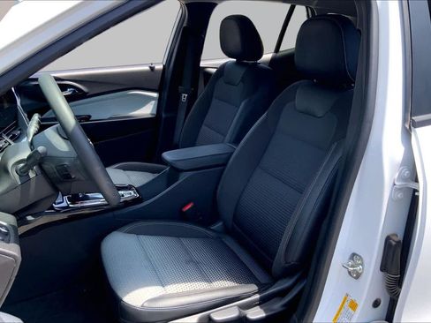 Used 2025 Chevrolet Trax LT FWD image 8