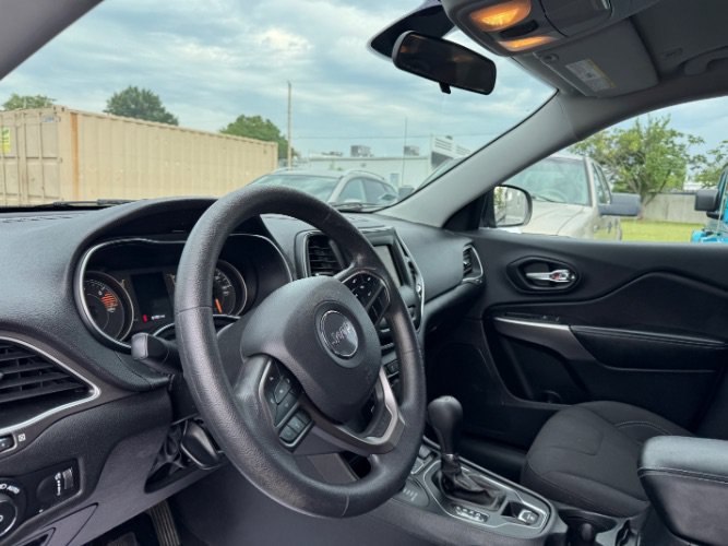Used 2019 Jeep Cherokee Latitude w/ Popular Appearance Group AWD/4WD image 19