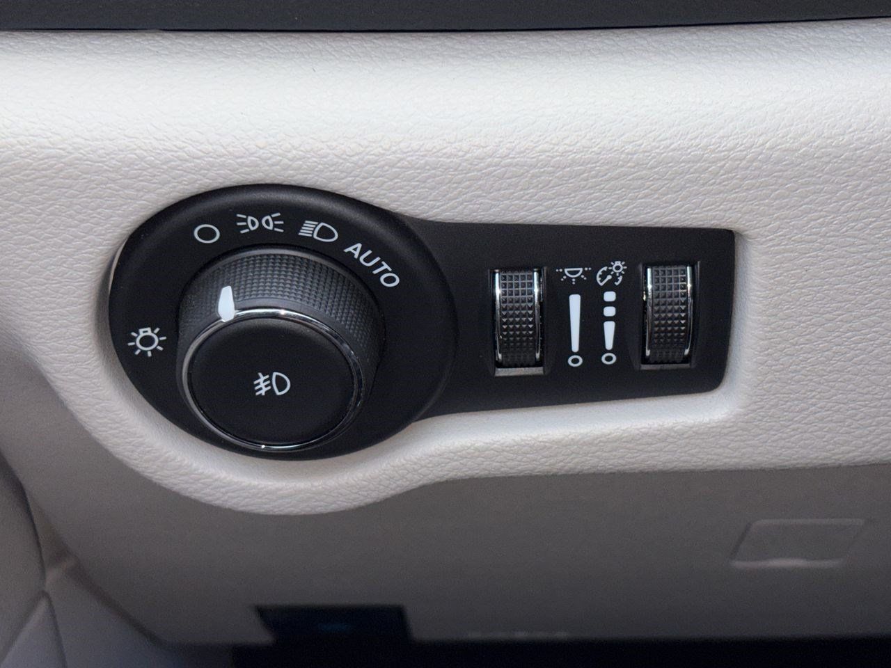 Used 2024 Chrysler Pacifica Touring-L FWD image 15