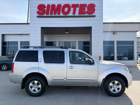 Used 2005 Nissan Pathfinder XE image 1