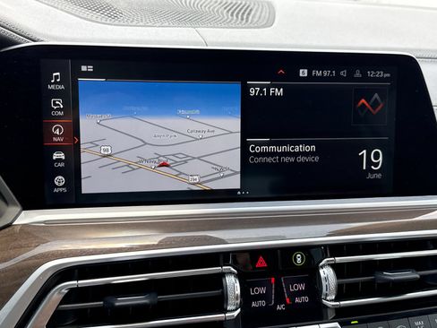 Used 2022 BMW X5 xDrive40i w/ Premium Package AWD/4WD image 19
