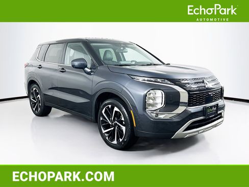 Used 2024 Mitsubishi Outlander SE image 1