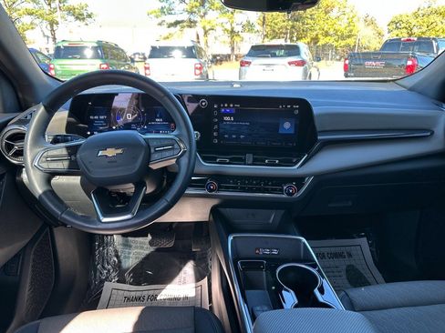 Used 2025 Chevrolet Equinox LT w/ Convenience Package II image 8