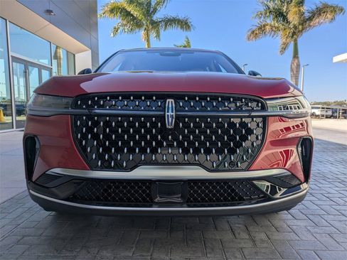 Used 2025 Lincoln Nautilus Premier image 9