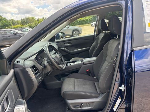 Used 2025 Nissan Rogue SV FWD image 29