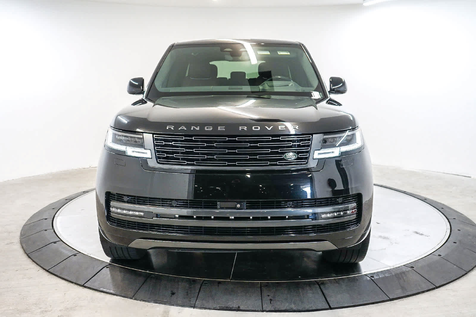 Used 2025 Land Rover Range Rover SE AWD/4WD image 6