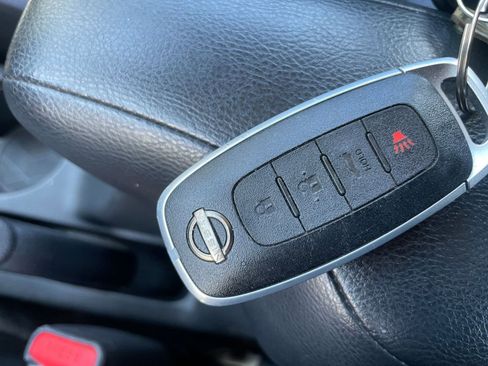 Used 2025 Nissan Versa SV FWD image 21