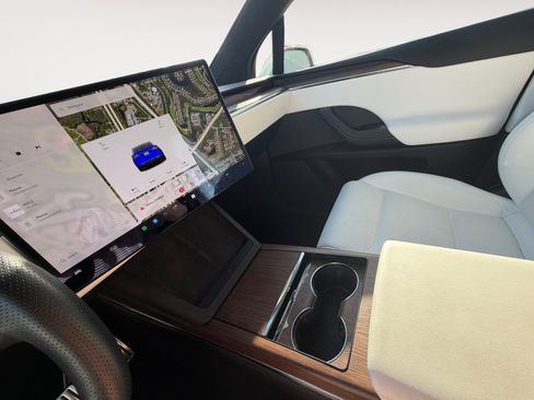 Used 2022 Tesla Model X image 15