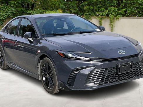 Used 2025 Toyota Camry SE image 1