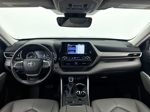 Used 2022 Toyota Highlander XLE FWD image 22