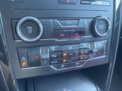 Used 2019 Ford Explorer XLT w/ Equipment Group 202A AWD/4WD image 18