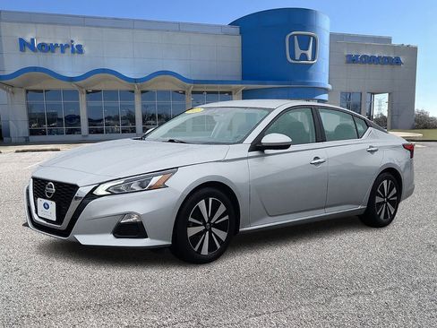 Used 2022 Nissan Altima 2.5 SV image 2