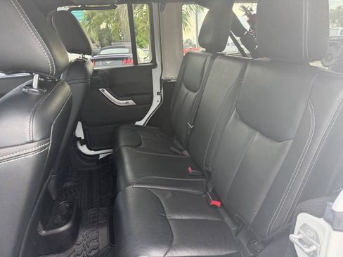 Used 2015 Jeep Wrangler Unlimited Rubicon w/ Connectivity Group AWD/4WD image 13