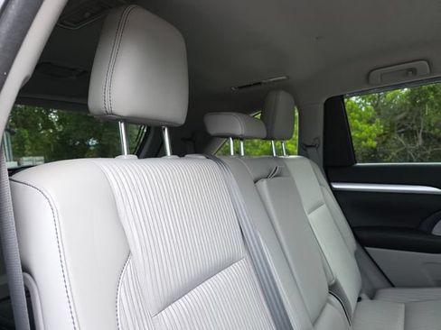 Used 2017 Toyota Highlander Plus FWD image 14