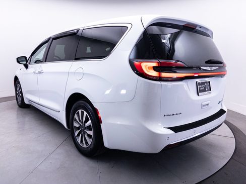 Used 2023 Chrysler Pacifica Limited w/ Uconnect Theater Family Group FWD image 18