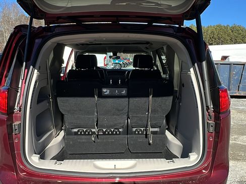 Used 2018 Chrysler Pacifica Touring-L image 13